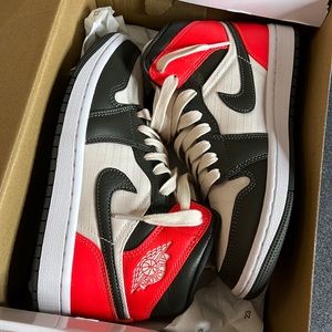 Jordan 1 Mid SE - Women’s - Newsprint Light Orewood Brown - size 5 1/2